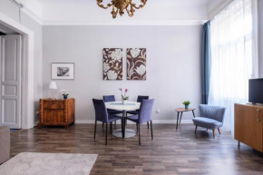 New York Cafe Apartment in Center